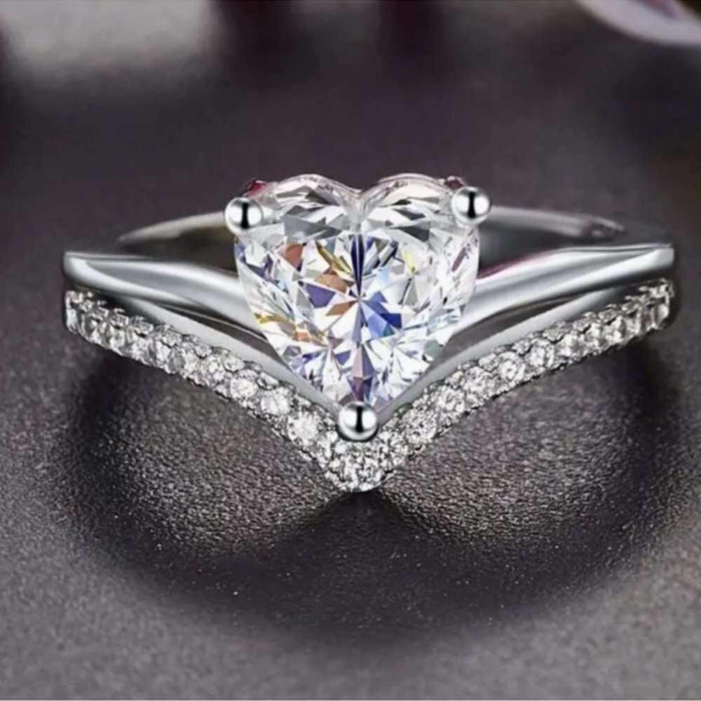 Size 8 Elegant Silver Heart-Shaped Rhinestone Ring New NWT